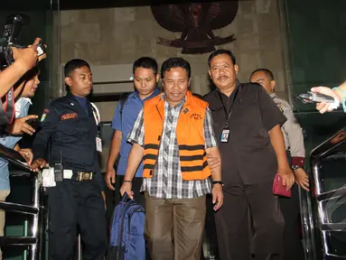 Bupati Lombok Barat Zaini Arony usai menjalani pemeriksaan di KPK, Jakarta, selasa (17/3/2015). Ia diperiksa terkait kasus dugaan pemerasan proses permohonan izin di Lombok Barat.(Liputan6.com/Helmi Afandi)