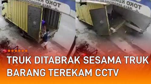 VIDEO: Sedang Turunkan Barang di Pinggir Jalan, Truk Ditabrak Sesama Truk Barang Terekam CCTV