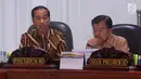 Presiden Joko Widodo atau Jokowi (kiri) didampingi Wakil Presiden Jusuf Kalla saat memimpin rapat terbatas (ratas) di Kantor Presiden, Jakarta, Senin (29/4/2019). Jokowi menyatakan ingin agar rencana pemindahan ibu kota dikerjakan dengan serius. (Liputan6.com/HO/Radi)