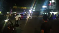 Polisi menutup Jalan di depan Mako Brimob. (Liputan6.com/Jennar Kiansantang)