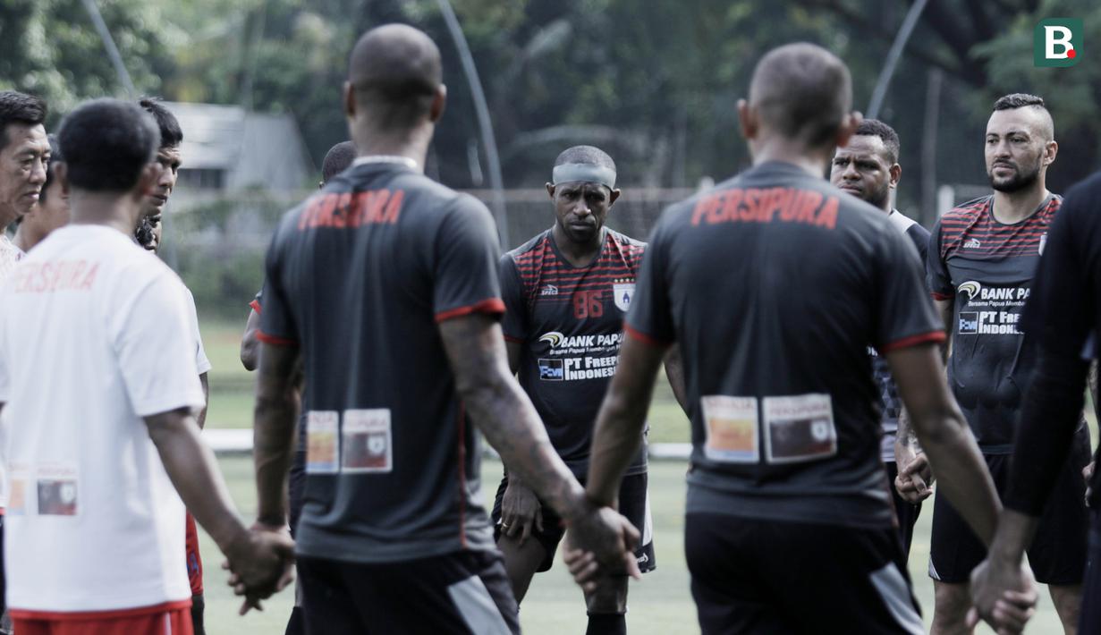 Pemain Persipura Jayapura berdoa usai latihan jelang laga Liga 1 Indonesia di Lapangan Pertamina, Simprug, Jakarta, Rabu (23/5/2018). Persipura akan berhadapan dengan Persija Jakarta. (Bola.com/M Iqbal Ichsan)