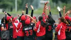 Pesoffball putri DKI Jakarta bersorak usai memenangi laga penyisihan PON XIX melawan Papua di Lapangan Softball UPI, Bandung, Sabtu (24/6). DKI Jakarta menang 16-0 atas Papua. (Liputan6.com/Helmi Fithriansyah)