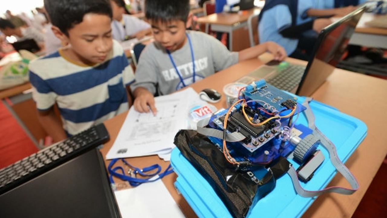 Kompetisi Robotik Nasional di SMAN 28 Jakarta