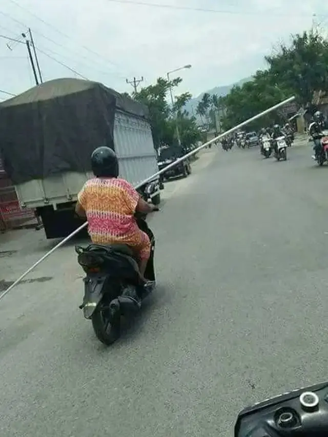 7 Potret Nyeleneh Emak-Emak Ngebut di Jalan Ini Enggak Boleh Ditiru