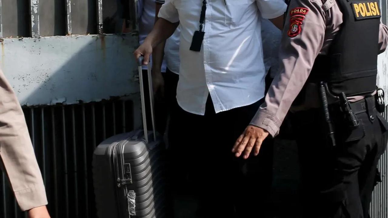 Terlihat, ada koper, printer, dan goodie bag merah yang diduga berkas-berkas.<br>