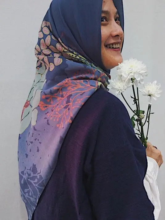 Hijab bermotif ini dipadukan Andhara dengan blus berwarna nvy bluenya. Dan pastinya ini semakin membuat penampilannya terlihat lebih santun. (Instagram/andharaearly)