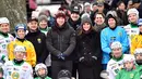 Pangeran William dan Kate Middleton berpose dengan klub hoki Hammarby Bandy di Stockholm, Swedia, Selasa (30/1). Dalam kunjungannya kali ini, Pangeran William dan Kate tidak mengajak dua anak mereka yaitu  George dan Charlotte. (Jonas Ekstromer/TT via AP)