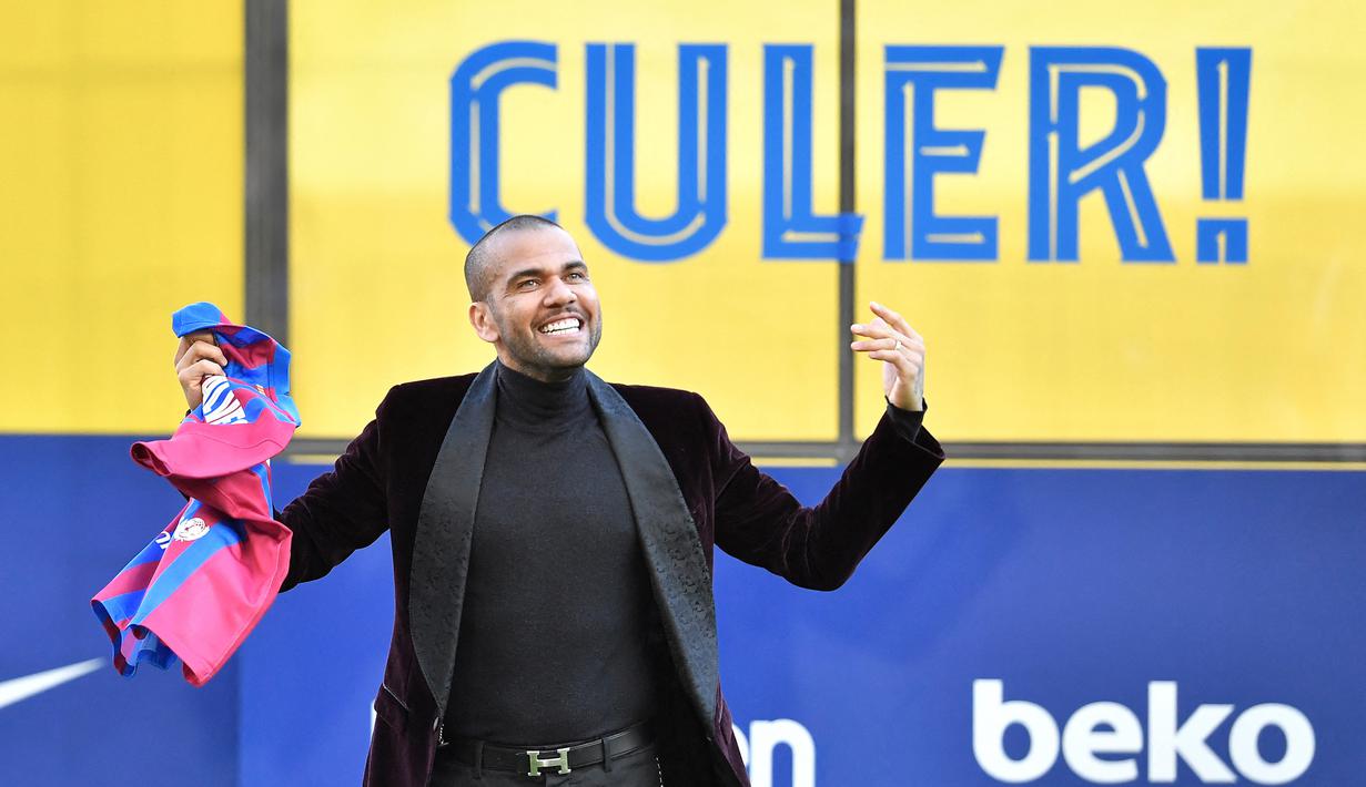 Dani Alves diketahui akan teken kontrak di Camp Nou hingga akhir musim 2021/2022. Ia bakal dilatih oleh rekan setimnya, Xavi Hernandez untuk membangkitkan lagi Barcelona yang akhir-akhir ini dalam performa buruk dan sedang diterpa masalah keuangan. (AFP/Pau Barrena)