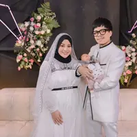 Dress berwarna putih merupakan simbolisasi Idul Fitri yang tepat karena bermakna suci. Jika kamu ingin tampil menggunakan dress putih jangan lupa untuk menambahkan selendang agar tampak lebih bercahaya. (instagram/aurelie.hermansyah)