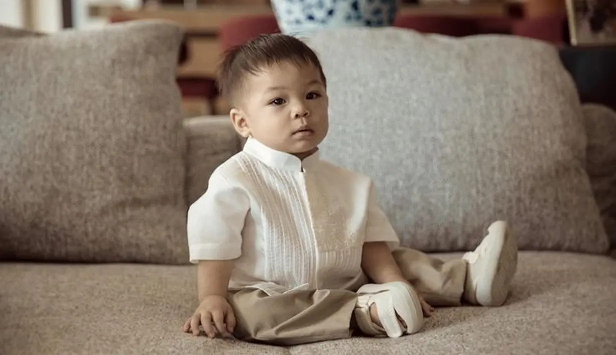 Baby Issa tampil dengan baju koko lengan pendek dan celana cokelat. [Foto: @saptodjodjokartiko]