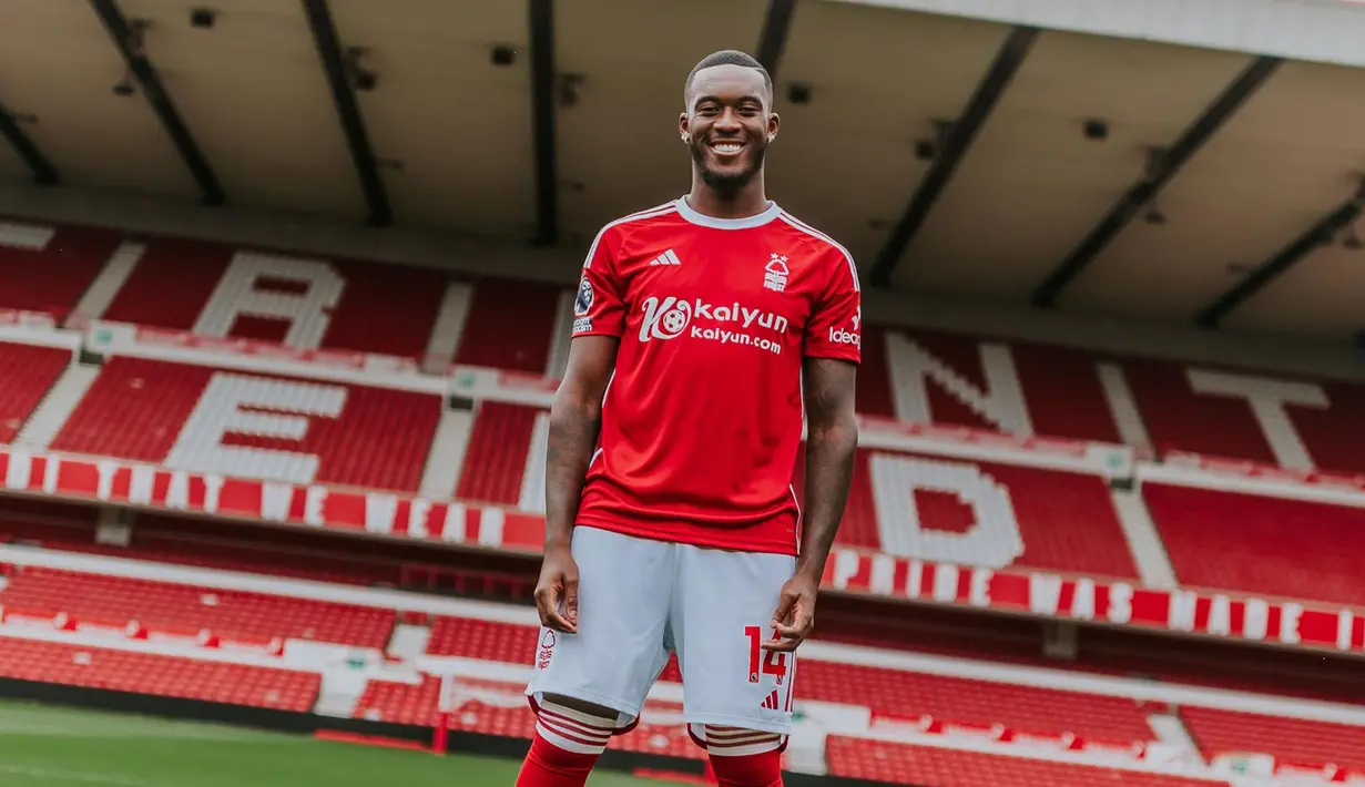 Nottingham Forest mendatangkan Callum Hudson-Odoi yang merupakan produk akademi Chelsea. The Blues melepas sang pemain secara permanen dengan mahar senilai 3,5 juta euro dan terikat kontrak selama tiga tahun hingga 30 Juni 2026. (nottinghamforest.co.uk)
