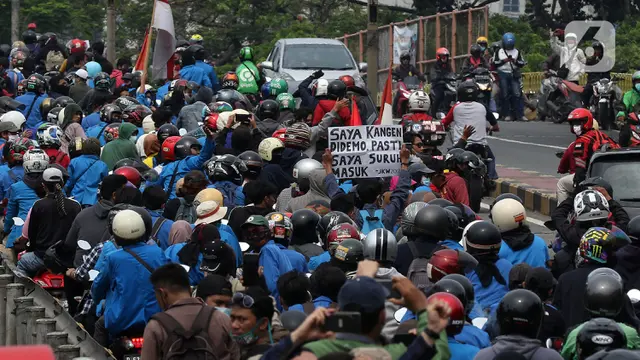 FOTO: Tolah UU Cipta Kerja, Mahasiswa Konvoi Menuju Gedung DPR