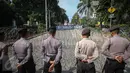 Aparat kepolsian berjaga di balik kawat berduri yang terpasang di luar Kementerian Pertanian, Jakarta, Selasa (9/5). Pihak kepolisian mengawal sidang pembacaan putusan terhadap Basuki Tjahaja Purnama alias Ahok. (Liputan6.com/Faizal Fanani)