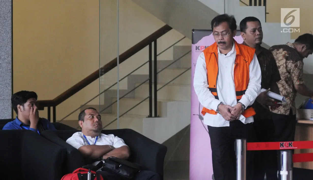 Gubernur nonaktif Kepulauan Riau Nurdin Basirun (tengah) akan menjalani pemeriksaan di Gedung KPK, Jakarta, Jumat (6/9/2019). Nurdin diperiksa sebagai saksi untuk tersangka pengusaha Abu Bakar terkait aliran suap izin lokasi rencana reklamasi di wilayah Kepulauan Riau. (merdeka.com/Dwi Narwoko)
