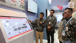 Chief Business Officer Indosat Ooredoo Bayu Hanantasena (tengah), VP-Head ICT Value Proposition Supriyadi (kiri) berbincang dengan pengguna layanan NEXTfleet Indosat di GIICOMVEC Jakarta, Kamis (5/2/2020). NEXTfleet didesain dengan mengusung teknologi telematics terkini. (Liputan6.com/Fery Pradolo)