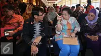 Presiden ke-5 Megawati Soekarnoputri ditemani Menkumham Yasonna Laoly  dalam acara Diskusi "Indonesia Melawan Kekerasan Seksual", Jakarta, Kamis (12/5). Megawati mendukung pengesahan UU Penghapusan Kekerasan Seksual. (Liputan6.com/Johan Tallo)