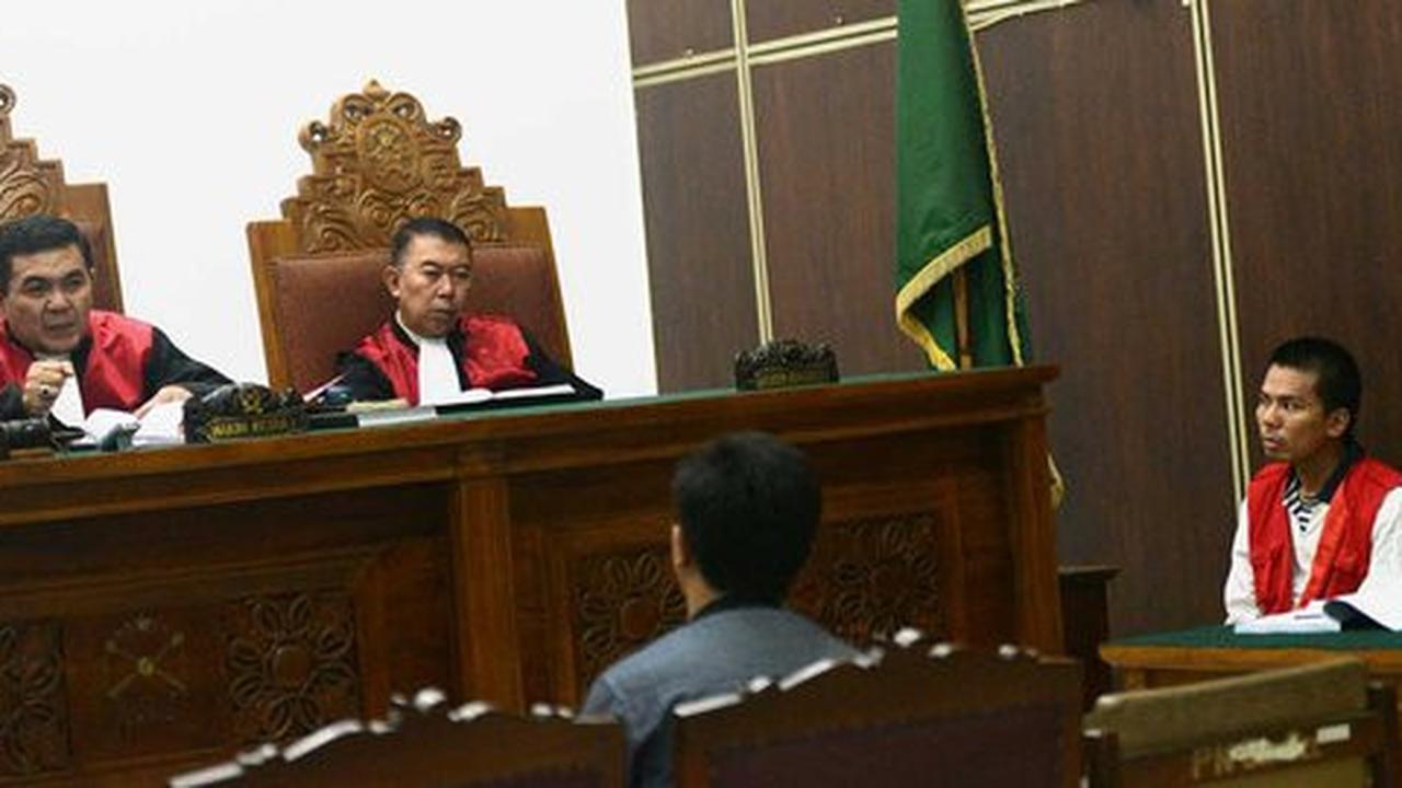 Belum waktunya, mucikari artis RA protes dibawa masuk ruang sidang