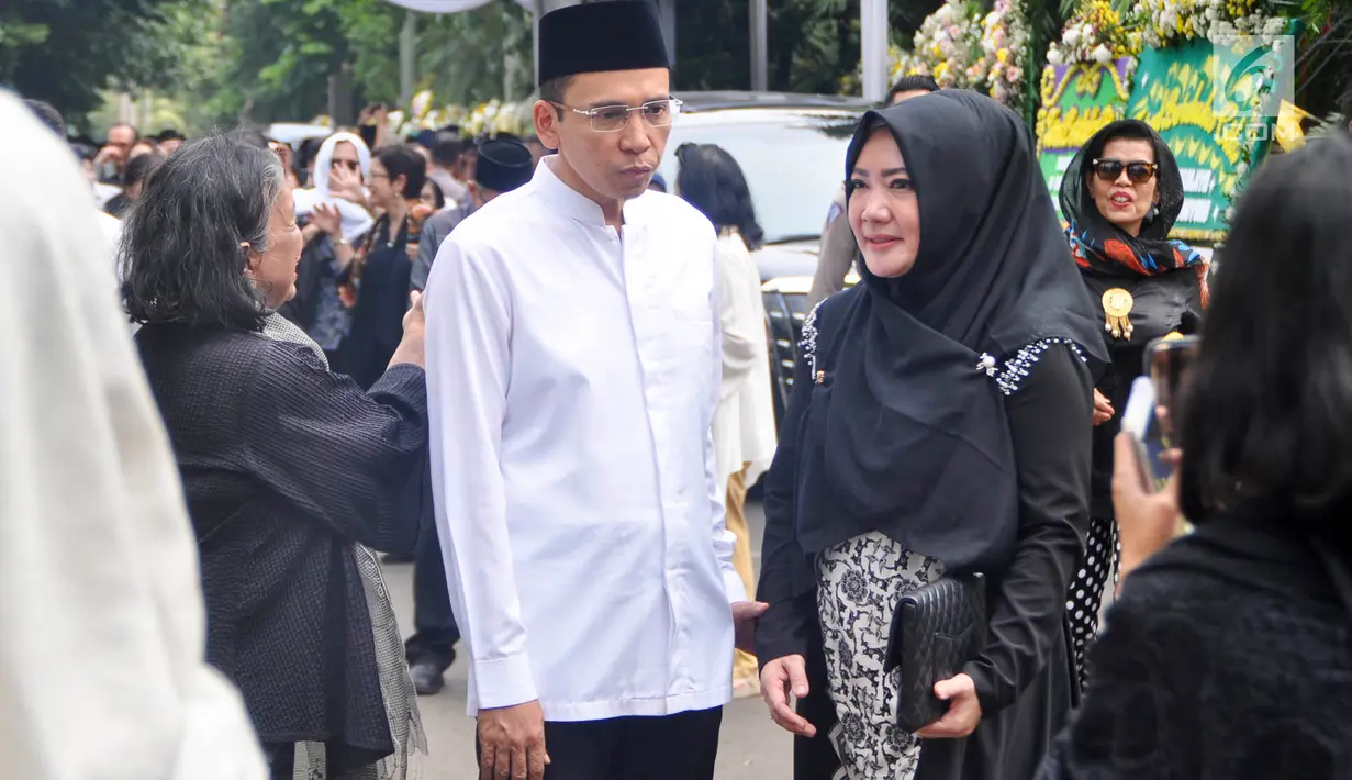Mantan Gubernur NTB Tuan Guru Bajang menghadiri persemayaman Ani Yudhoyono di Puri Cikeas, Bogor, Jawa Barat, Minggu (2/6/2019). Sejumlah tokoh terus berdatangan jelang pemakaman istri presiden ke-6 RI Susilo Bambang Yudhoyono (SBY) tersebut. (Liputan6.com/Immanuel Antonius)