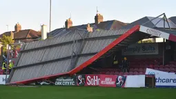 Sejumlah pekerja memeriksa atap stadion Turners Cross usai diterjang badai Ophelia di kota Cork, Irlandia (17/10). Sejumlah sekolah dan kantor pemerintah ditutup akibat badai Ophelia ini. (AFP Photo/Ben Stansall)