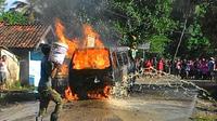 Angkot terbakar di Jonggol (Achmad Sudarno/Liputan6.com)