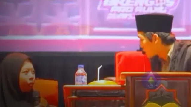 Jemaah Asal Pare, Kediri Mualaf dibimbing Gus Iqdam (SS: YT. Edot Bolang)