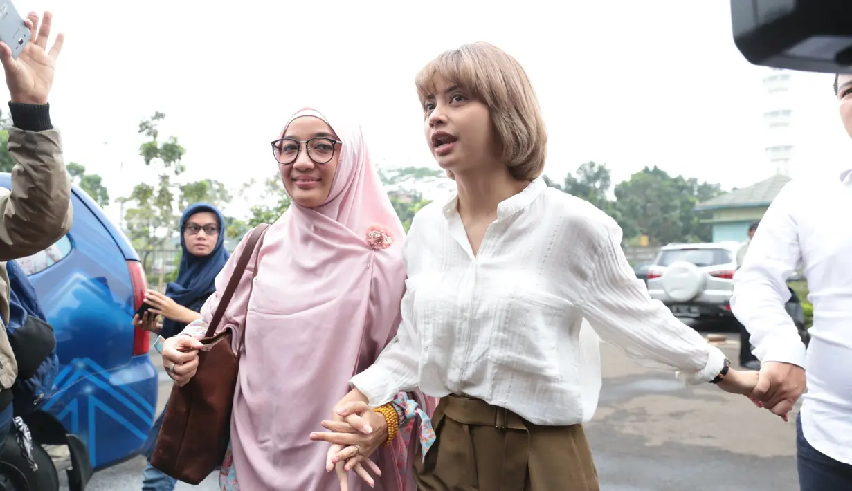 Menurut kuasa hukum Tiwi, penyanyi bernama lengkap Prastiwi Dwiarti itu menyambut senang dan bersyukur. Menurutnya, rumah tangga yang dibina sejak Februari 2013 silam sudah tak bisa dipertahankan lagi. (Adrian Putra/Bintang.com)