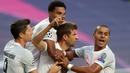 Penyerang Bayern Munchen, Thomas Mueller, merayakan gol yang dicetaknya ke gawang Barcelona pada perempat final Liga Champions 2019/2020 di Estadio Da Luz, Sabtu (15/8/2020) dini hari WIB. Bayern Munchen menang telak 8-2 atas Barcelona. (AFP/ Rafael Marchante/pool)