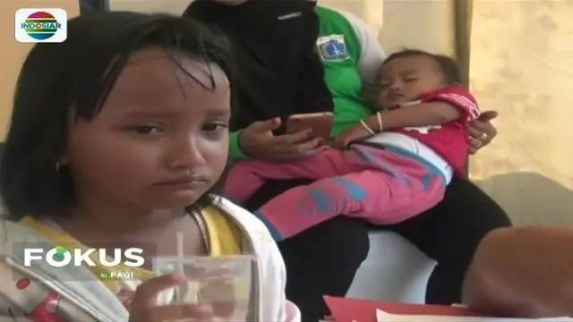 Disesaki ribuan pengunjung, seorang anak hilang dan menangis karena terlepas dari pantauan orangtuanya saat acara Festival Danau Sunter berlangsung.