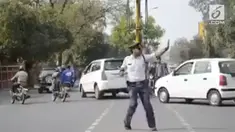 Polisi asal India melakukan hal tak biasa saat mengatur lalu lintas