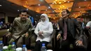 Menteri Sosial Khofifah Indar Parawansa (tengah),  Ketua KPAI Asrorun Niam Soleh (kiri), dan Ketua Komnas HAM Nur Kholis saat menghadiri Rapat Kerja Nasional, Jakarta, Selasa (5/5/2015). (Liputan6.com/Johan Tallo)