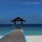 Setibanya di Gili Labak, wisatawan langsung disambut pasir putih dan air laut bergradasi warna biru.