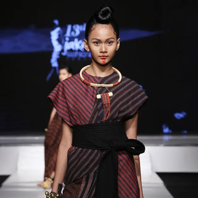 Lihat Ini Dan Percayalah Kain Tenun Mampu Jadi Gaun Malam Mewah Fashion Fimela Com