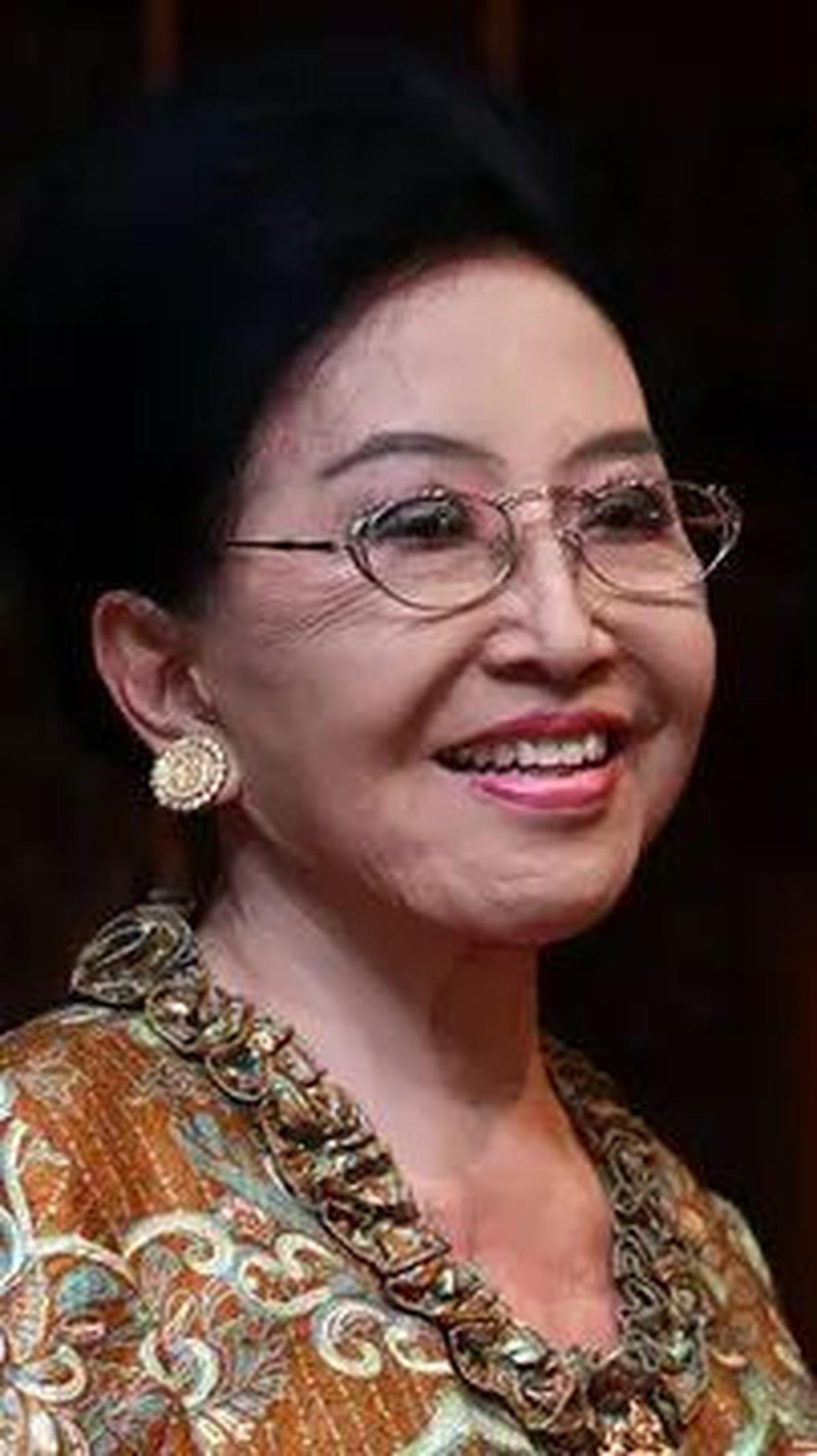 Mooryati Soedibyo tercatat sebagai peraih gelar doktor tertua di Indonesia.&nbsp;