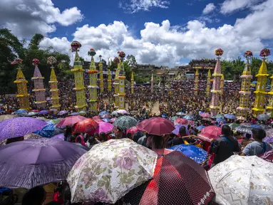 Pnar, atau Jaintia, suku membawa 'Rongs' atau kereta dan menari di air berlumpur selama perayaan festival Behdienkhlam di desa Tuber, di negara bagian timur laut Meghalaya, India, Jumat (22/7/2022). Behdienkhlam adalah festival tradisional Pnars dirayakan setelah penaburan dilakukan mencari panen yang baik dan untuk mengusir wabah dan penyakit. (AP Photo/Anupam Nath)