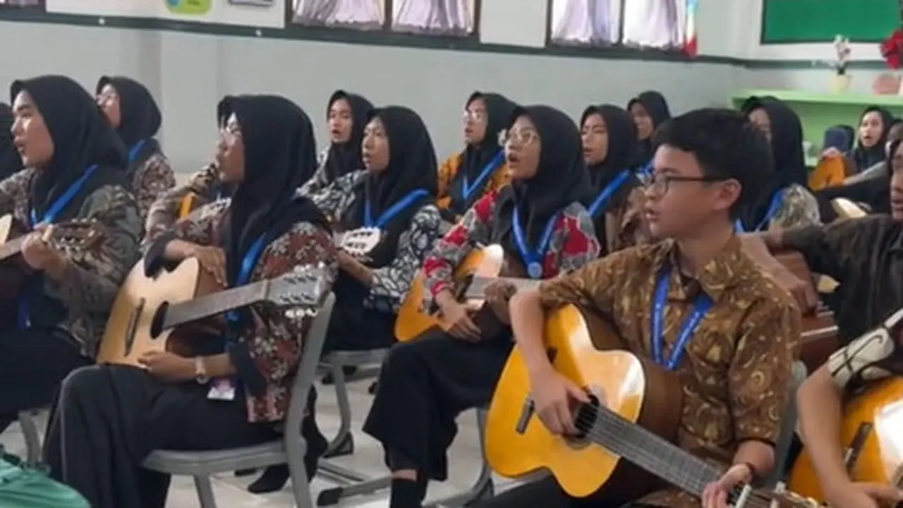 Viral Guru Musik Ajak Puluhan Murid Nyanyi Lagu We Will Not Go Down Bikin Warganet Nangis