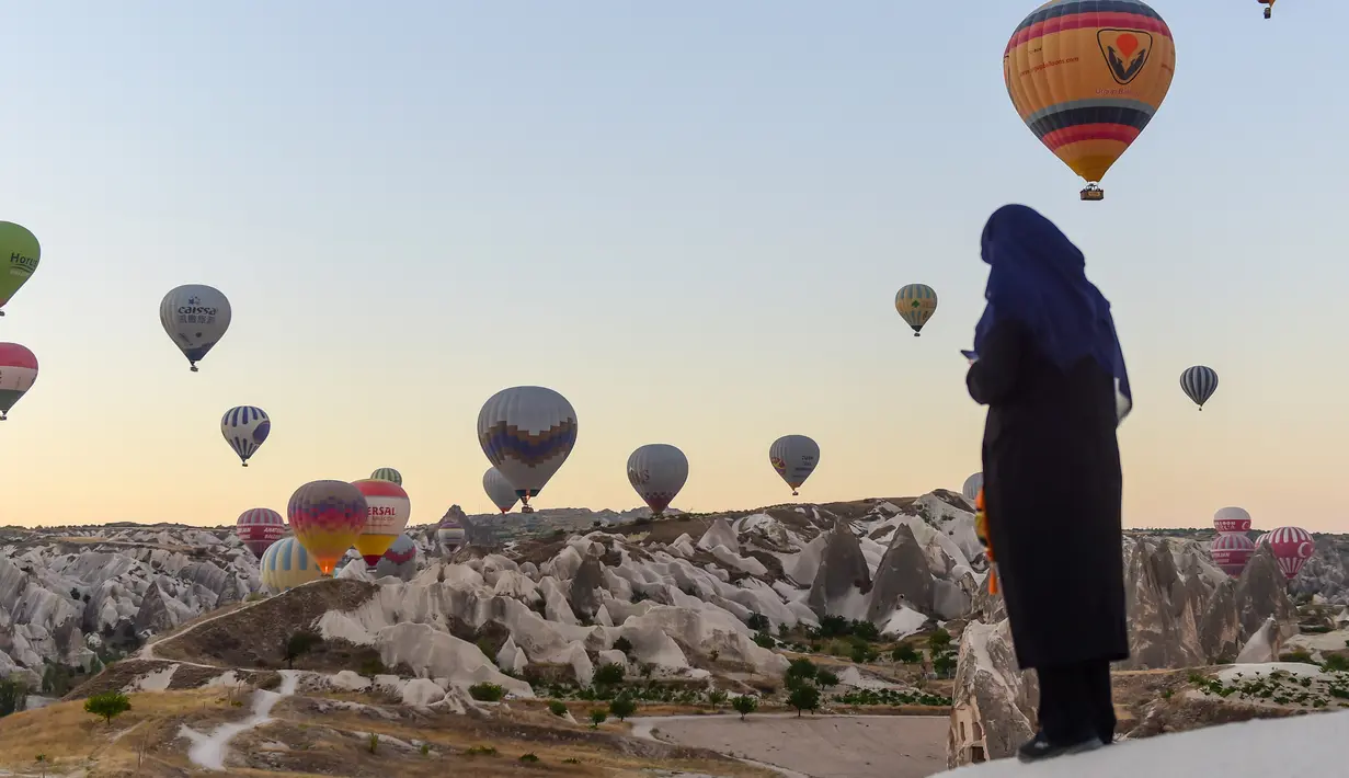 Sejumlah balon udara panas yang membawa wisatawan terbang di atas Nevsehir di wilayah Cappadocia, Turki (5/9). (AFP Photo/Yasin Akgul)