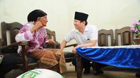 Bupati Trenggalek Mochamad Nur Arifin menyalurkan bantuan pangan berupa beras dari program Cadangan Pangan Pemerintah (CPP) kepada keluarga penerima manfaat (KPM), Rabu (23/7/2025) (Istimewa)