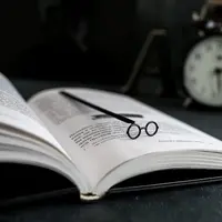 Punya hobi baca rasanya kurang afdal kalau belum punya pembatas buku ikonik berikut ini.