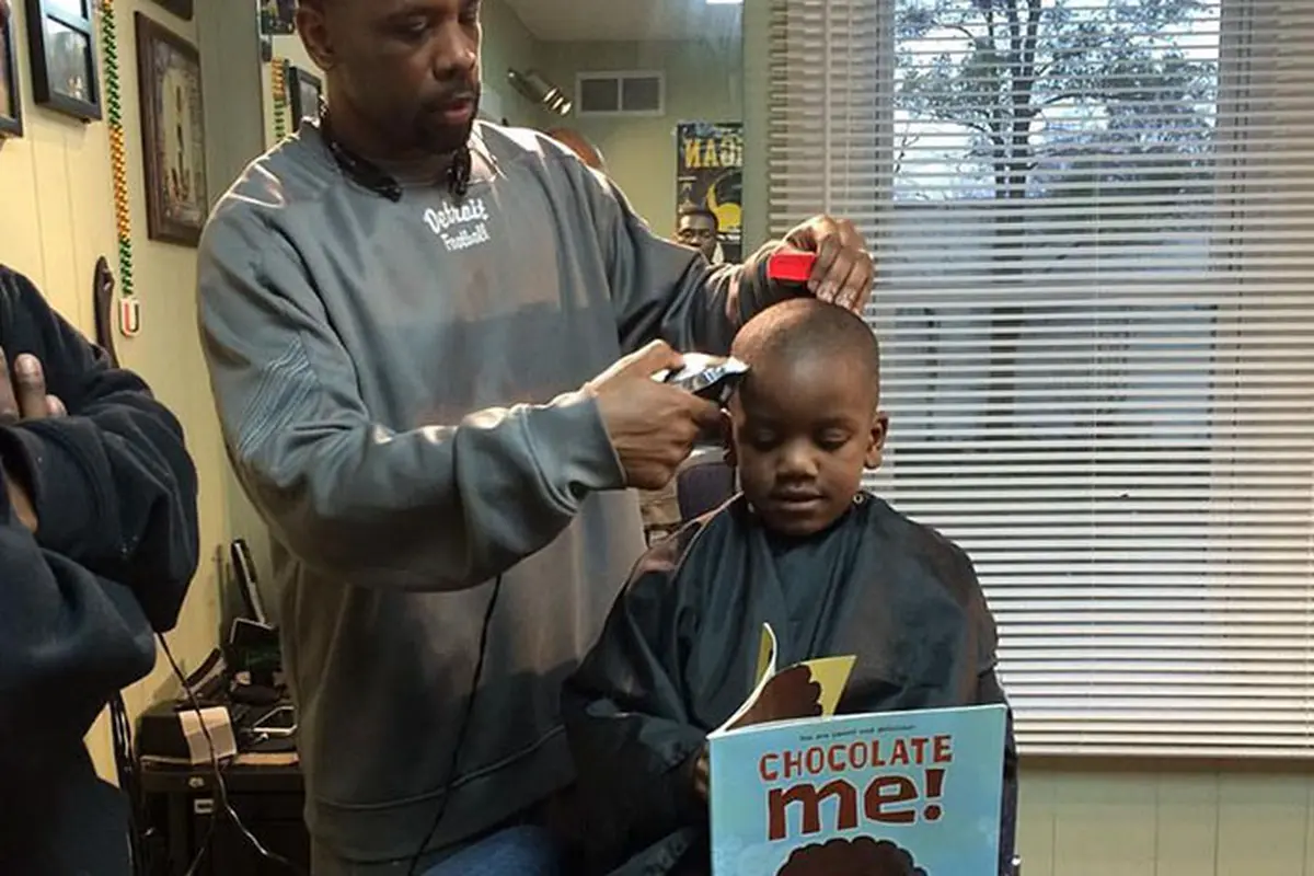 [Bintang] 'Barber' Ini Kasih Cukur Gratis Bagi Anak-anak yang Bisa Baca