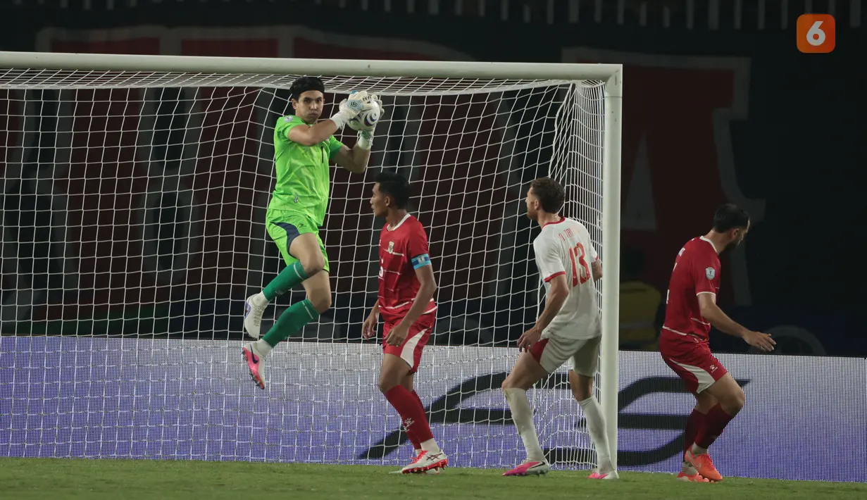 Kiper Timnas Indonesia Nadeo Argawinata melompat untuk mengamankan bola hasil tendangan pemain Vietnam pada laga Grup A Piala AFF 2026 di Stadion Pakansari, Bogor, Senin (3/8/2026). Timnas Indonesia kalah 0-3 dari Vietnam dan turun ke peringkat ketiga klasemen sementara Grup A. (KLY/Budy Santoso)