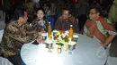 Mendag Rachmat Gobel, Menko PMK Puan Maharani, Menteri Perindustrian Saleh Husin, Menkop UKM Agung Ngurah Puspayoga (dari kiri ke kanan) berbincang saat minum jamu bersama di Kementerian Perindustrian, Jakarta (16/1/2015). (Liputan6.com/Herman Zakharia)