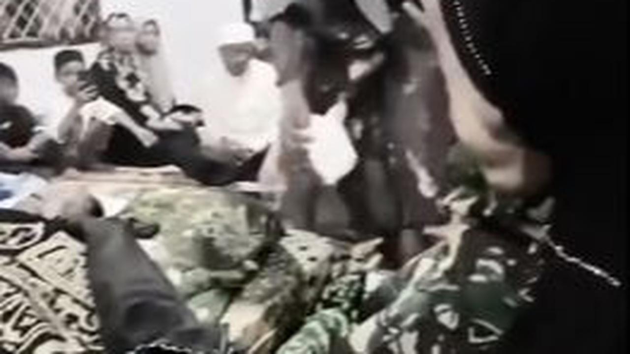 Di akhir video, air matapun kian jatuh di pipinya. Kehilangan sang ayah membuat dirinya seolah hancur hingga tak mampu menahan tangis. <br>