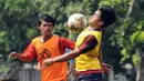 Pesepakbola dari SSB se Jakarta berebut bola saat mengikuti seleksi masuk Timnas Indonesia U- 19 di Lapangan Wisma Aldiron, Jakarta, Kamis (23/2). Seleksi langsung dilakukan pelatih Timnas Indonesia U-19, Indra Sjafri. (Liputan6.com/Helmi Fithriansyah)