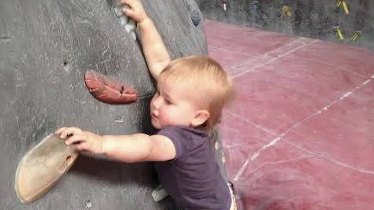 Bayi 19 Bulan Ini Titisan Spiderman