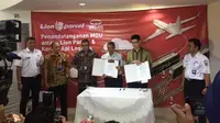 Penandatanganan MoU antara Lion Parcel dan Kereta Api Logistik pada Jumat (8/3/2019) (Foto:Merdeka.com/Wilfridus S)