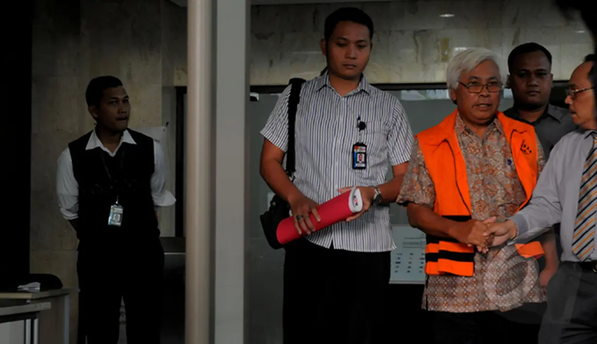 Mantan Direktur Pengolahan PT Pertamina, Suroso Atmo Martoyo saat keluar dari Gedung KPK, Jakarta, Selasa (24/2/2015). Suroso menjadi tersangka suap proyek pengadaan bahan bakar Tetra Ethyl Lead di PT Pertamina pada 2004-2005. (Liputan6.com/Faisal R Syam)