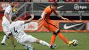 Penyerang timnas Belanda, Wout Weghorst mencetak gol kedua timnya saat pemain bek timnas Georgia, Guram Kashia berusaha memblokir tendangannya dalam pertandingan uji coba jelang Piala Eropa 2020 di De Grolsch Veste, Minggu (6/6/2021). Belanda menang meyakinkan 3-0. (AP Photo/Peter Dejong)