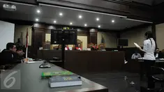 Terdakwa kasus dugaan pembunuhan Wayan Mirna Salihin, Jessica Wongso membacakan pledoi pada sidang lanjutan di PN Jakarta Pusat, Rabu (12/10). Sebanyak 3.000 halaman nota pembelaan dibacakan oleh Jessica Wongso. (Liputan6.com/Faizal Fanani)