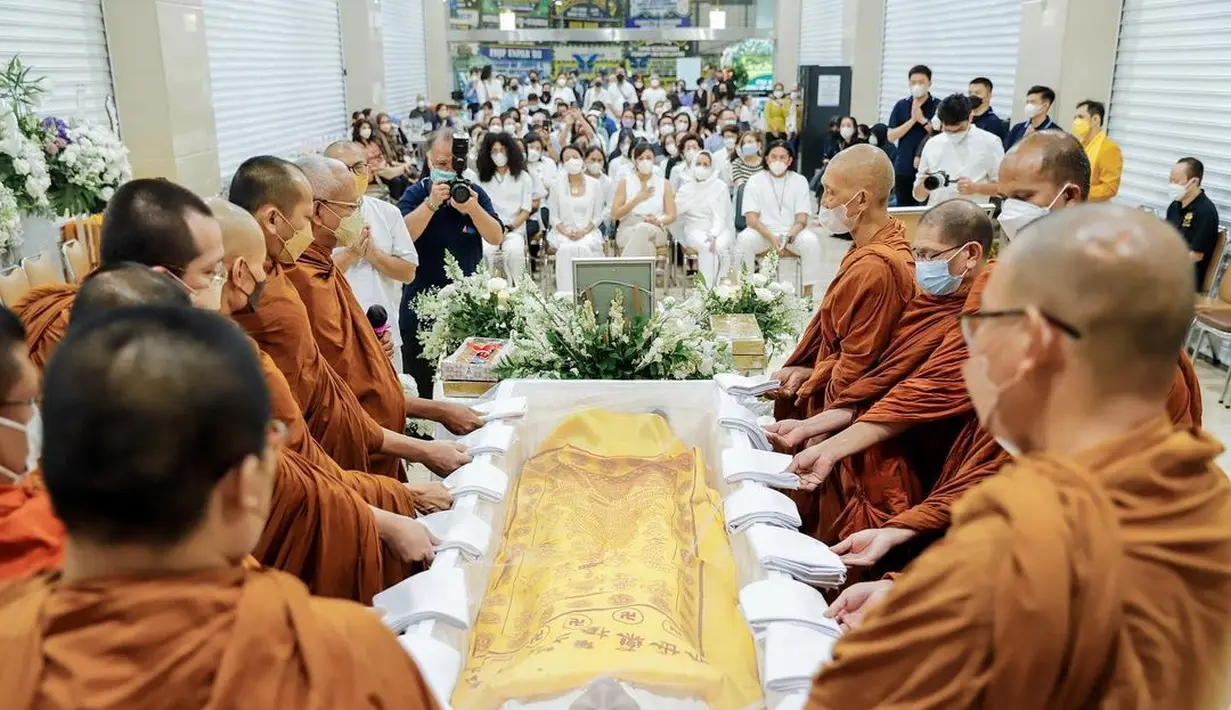 Sharena dan keluarga besar pun mengadakan meditasi bersama pada Rabu (14/9/2022) malam. (Foto: Instagram/ mrssharena)