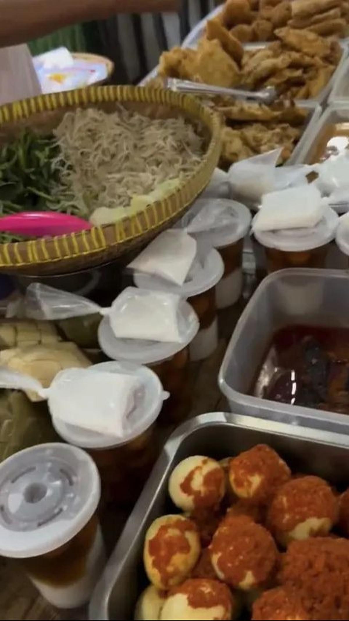 Warungnya bukan hanya tentang makanan yang lezat; mereka menyajikan menu sarapan mulai jam 3 pagi dan baru menawarkan menu makanan berat setelah pukul 10 pagi.